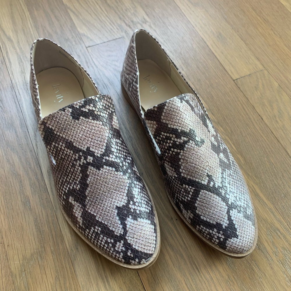 Levity snakeskin flats women’s size 9 NBW